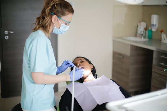 Dantų protezai – apipinti mitais
