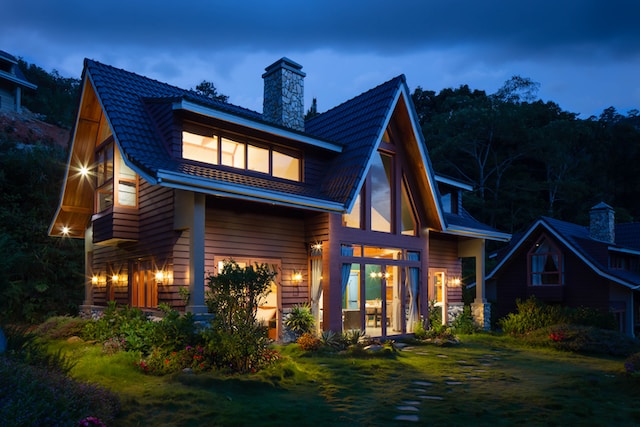 Maži namai su mediniu karkasu – jaukumo ir meistriškumo derinys