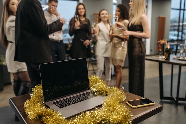 Biuro švenčių atgaivinimas: Unikalios vakarėlių idėjos šiuolaikinei darbo vietai